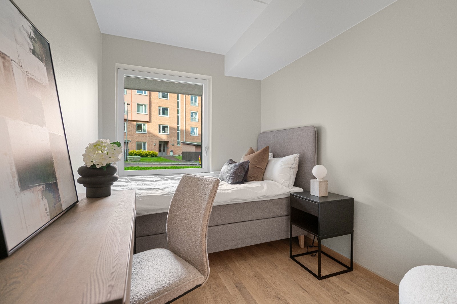 Soverom nummer to er lyst og innbydende, med mye naturlig lysinnslipp. Galleribilde