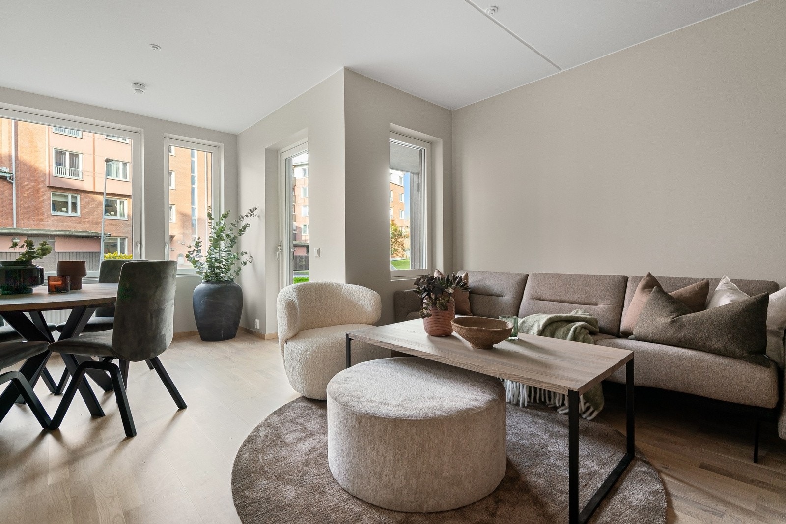 Stuen er et innbyende og lyst rom med lekker parkett på gulv. Parketten går igjen i samtlige rom i boligen (med unntak av bad). Galleribilde