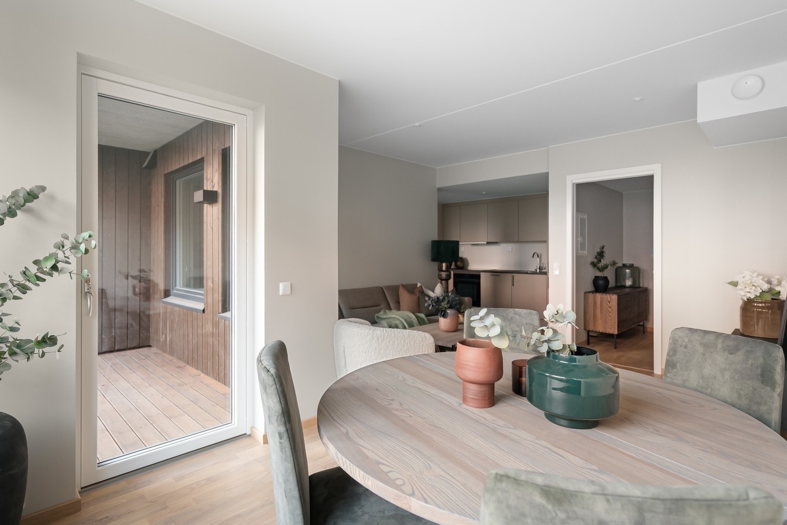 Fra stuen kan du tre direkte ut på en romslig terrasse. Galleribilde