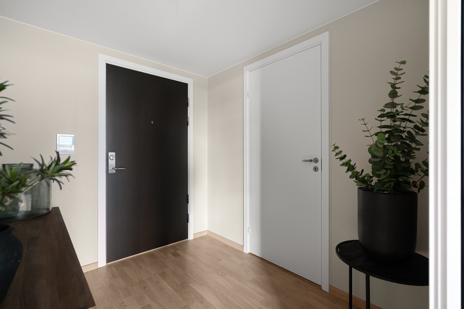 Entréen har god plass til oppheng av yttertøyet, og man kan enkelt etablere garderobeskap. Galleribilde