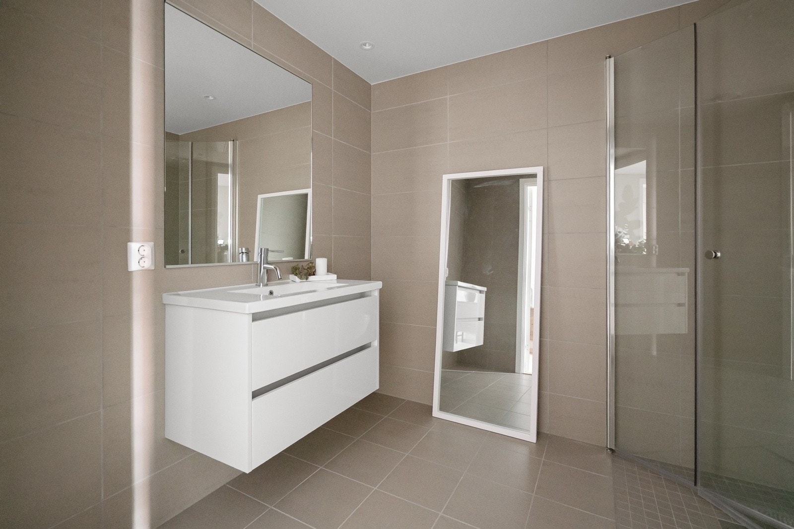 Boligen har et lekkert, flislagt bad fra byggeåret som er svært romslig. Galleribilde