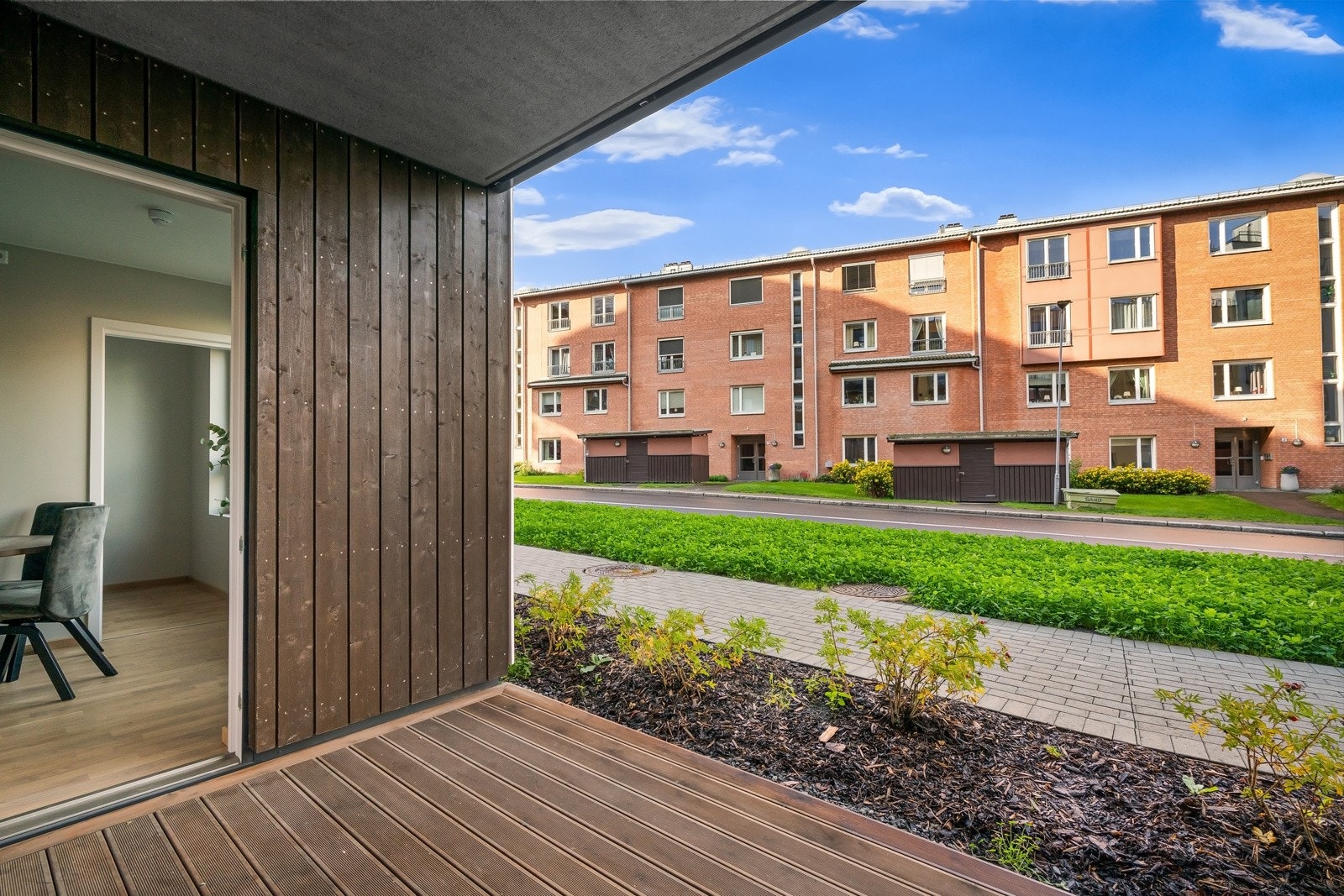 Terrassen blir en herlig forlengelse av stuen på varme sommerdager. Galleribilde