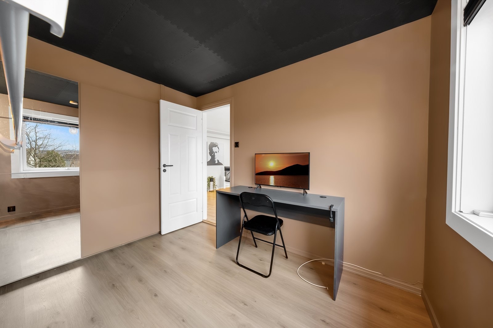 Laminat på gulv og malt overflate på vegger. Galleribilde