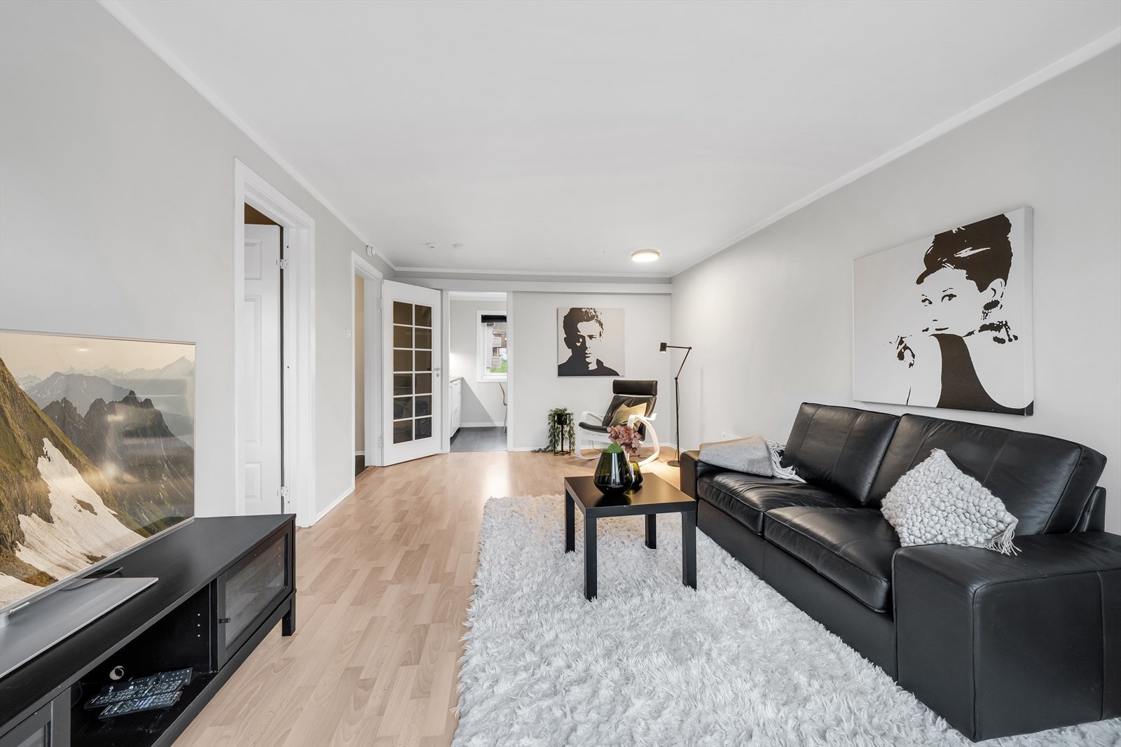 En Innbydende og lys 2-roms leilighet i byggets andre etasje med gjennomgående god standard. Galleribilde