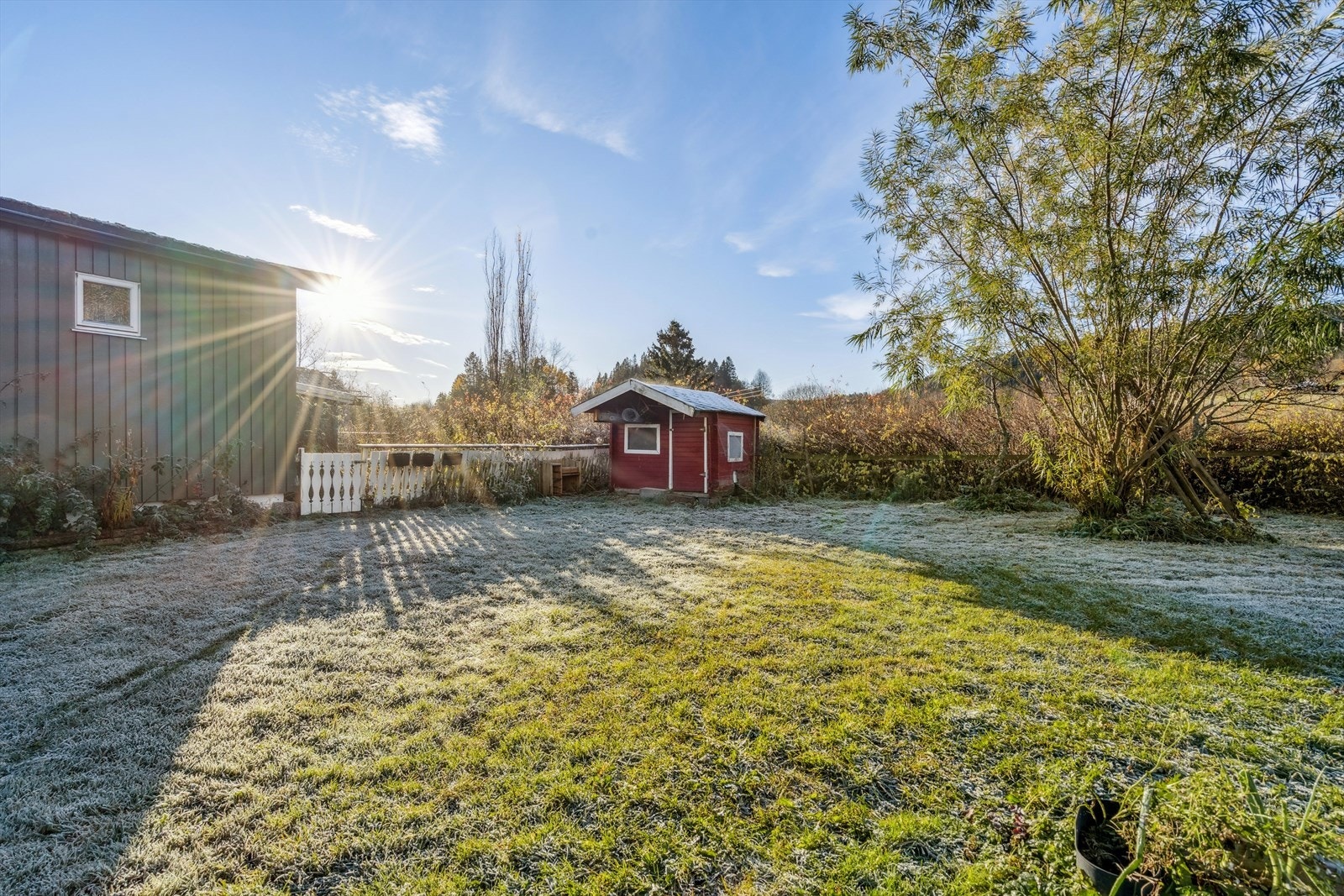Boligen nyter av gode solforhold og stort uteområde. Galleribilde
