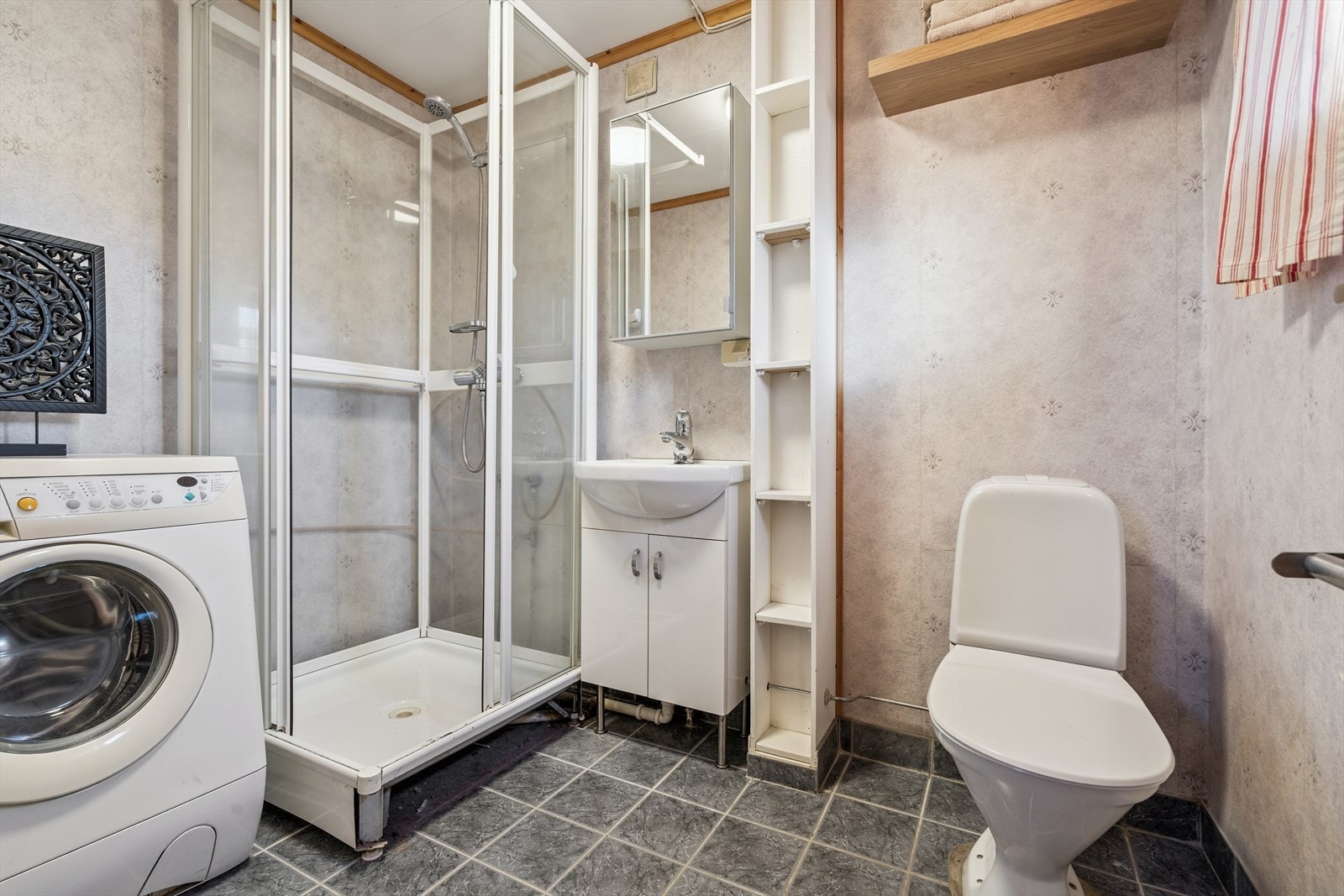 Bad på 3.8m². med opplegg for vaskemaskin. Galleribilde