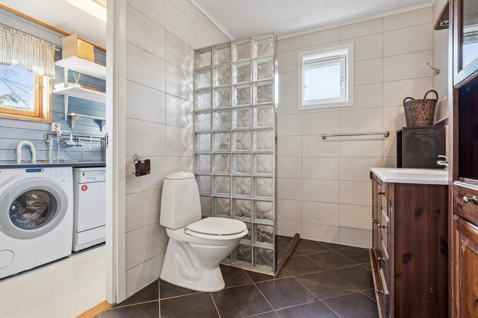 Badet er på 5,2m² med vaskerom i naborommet. Galleribilde