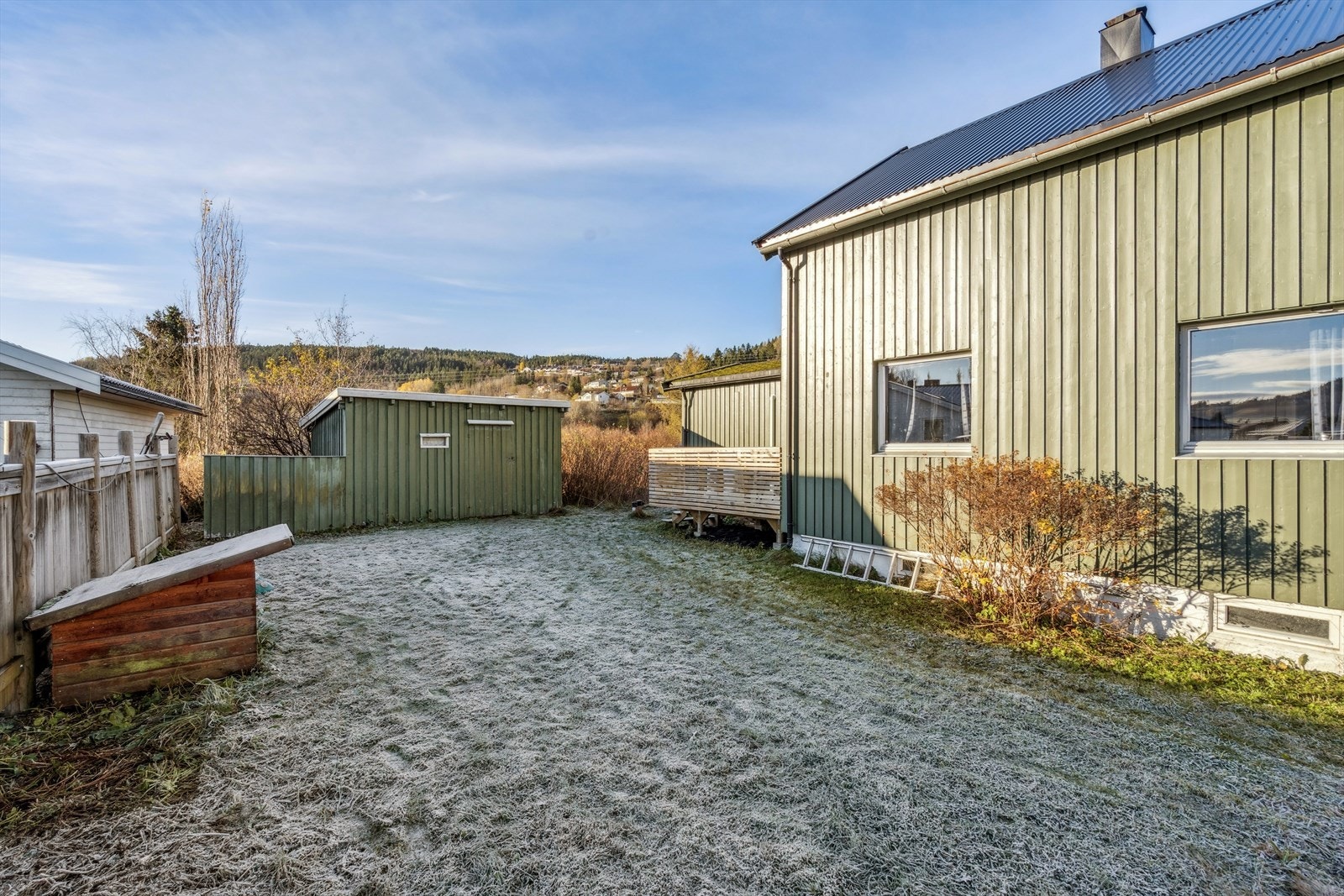 Eiendommen har en tomt på ca. 760m². med gode uteområder for både store og små. Galleribilde