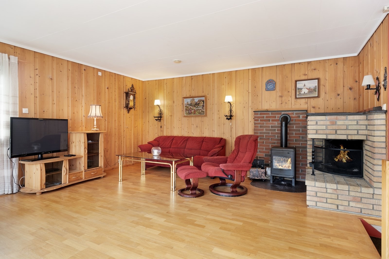 Frå stova er det direkte tilkomst ut til altan og trapp ned til kjellar. Galleribilde