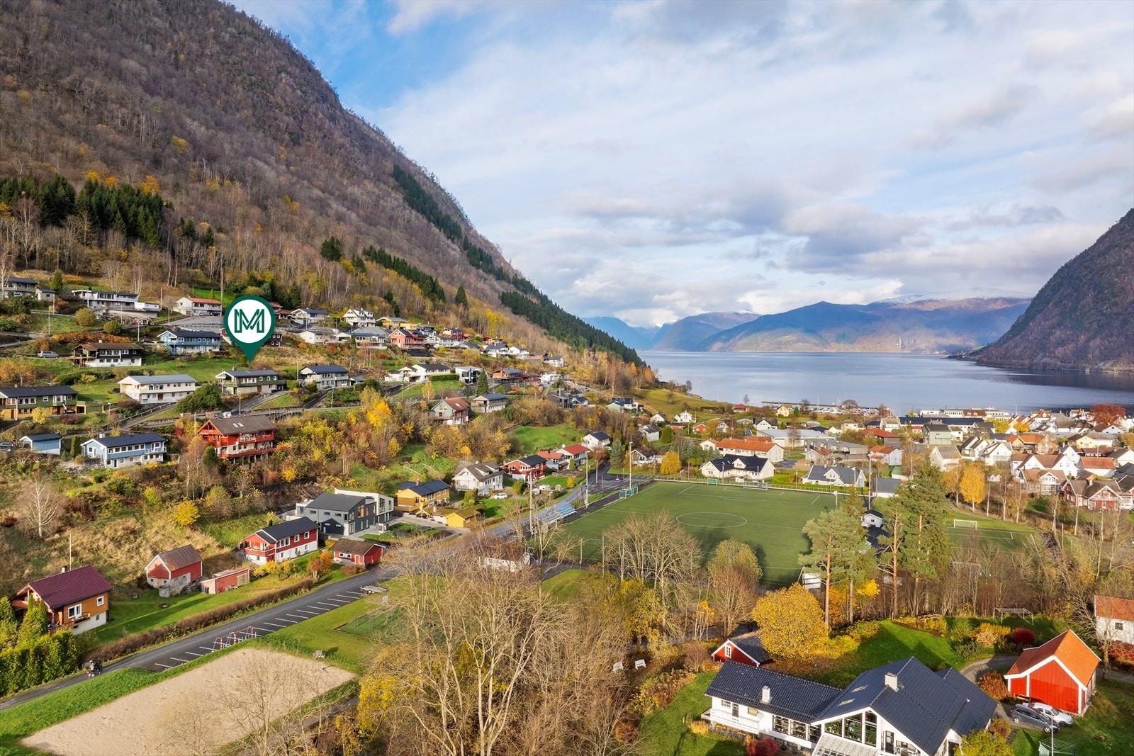 Vik har godt utbygd fritidstilbod og gode moglegheiter for utfart heile året med kort avstand til fjellområde og fjorden. Galleribilde