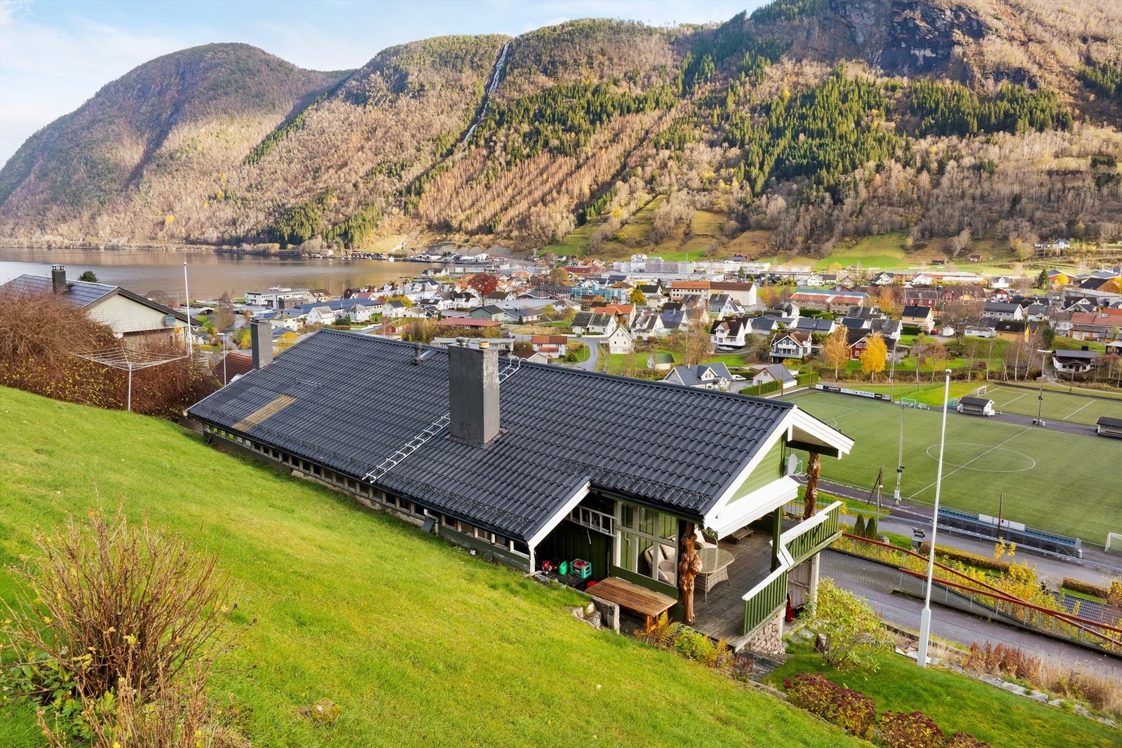 Eigedomen er noko bratt, men er opparbeida med plen og noko hageanlegg. Galleribilde