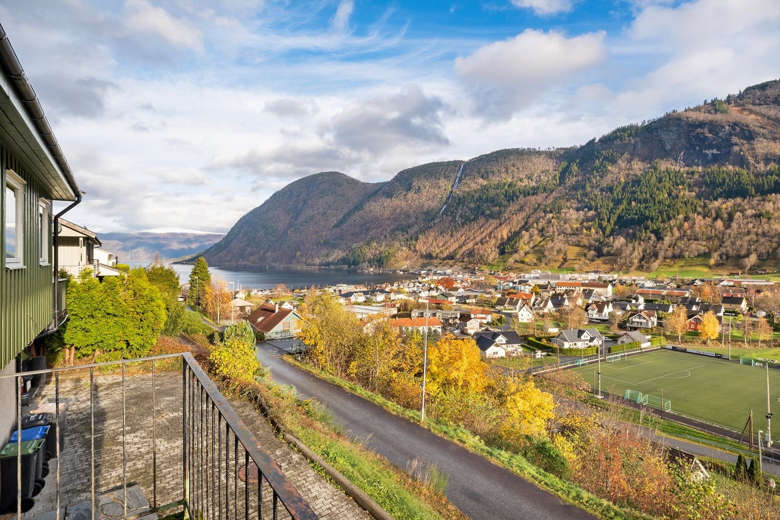 Eigedomen ligg i byggjefelt med utsikt over kommunesenteret i Vik. Galleribilde