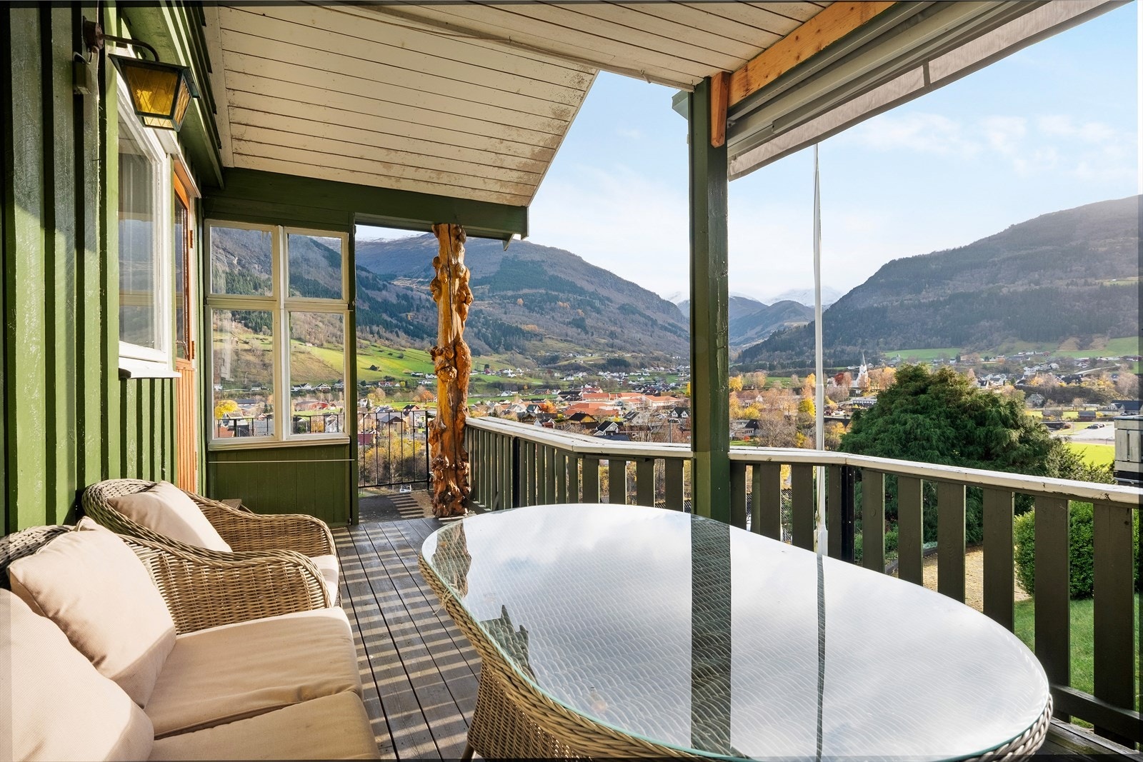 Altanen er overbygd og har plass til ei sittegruppe. Galleribilde