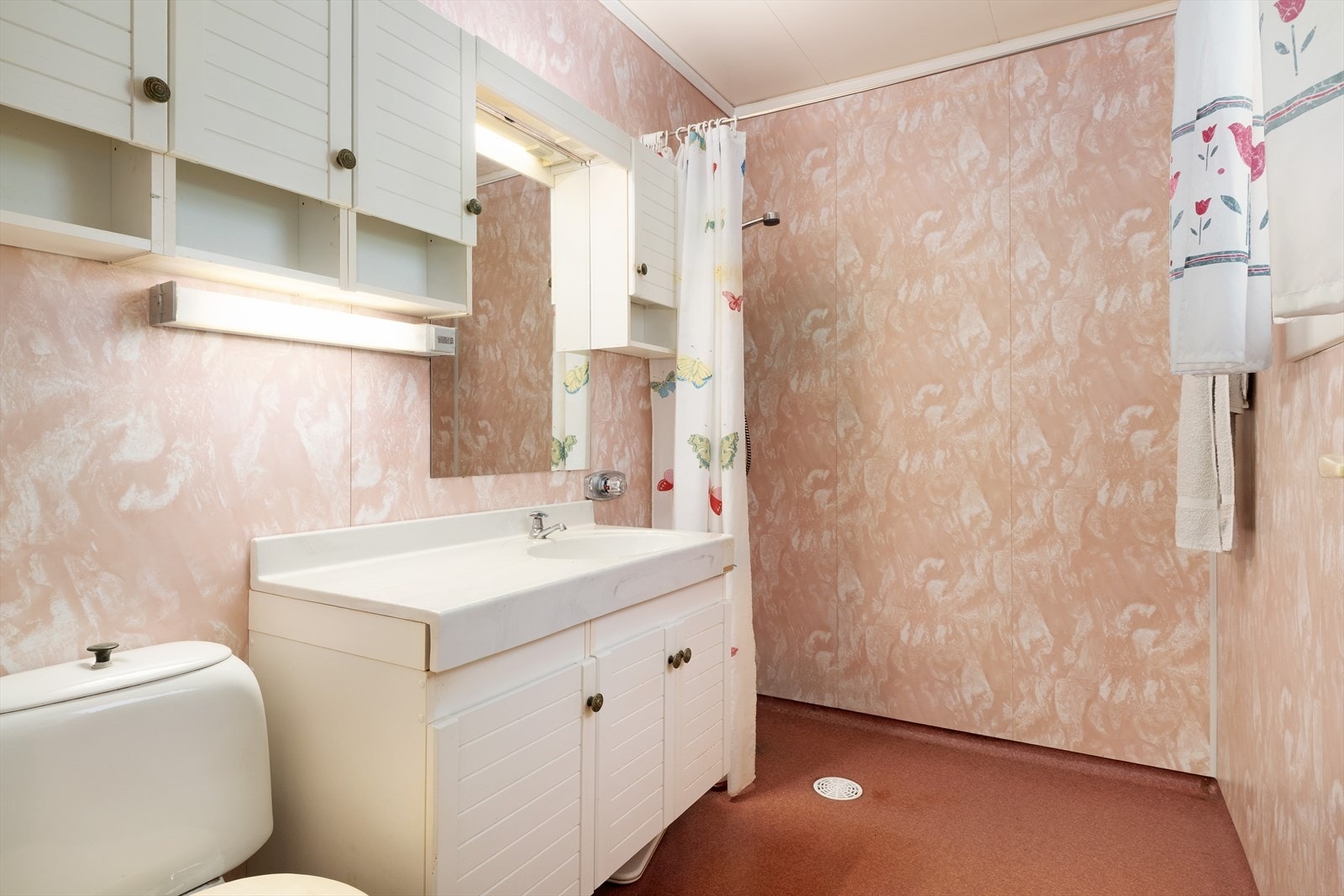 Baderommet har eldre teknisk standard, med belegg på golv og baderomsplater på veggar. Galleribilde