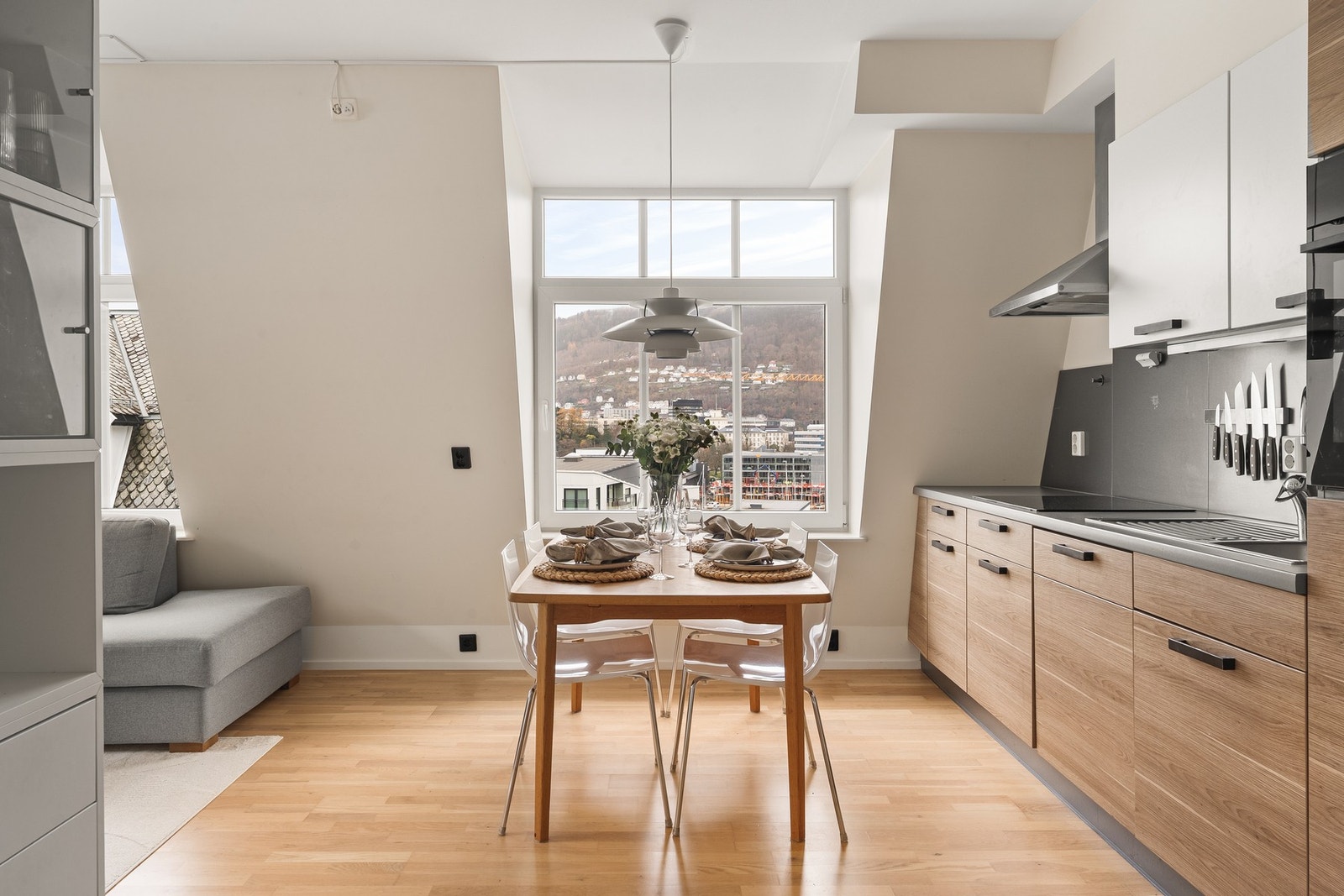 Stuen er romslig og funksjonelt utformet, med store vinduer som slipper inn mye dagslys. Galleribilde