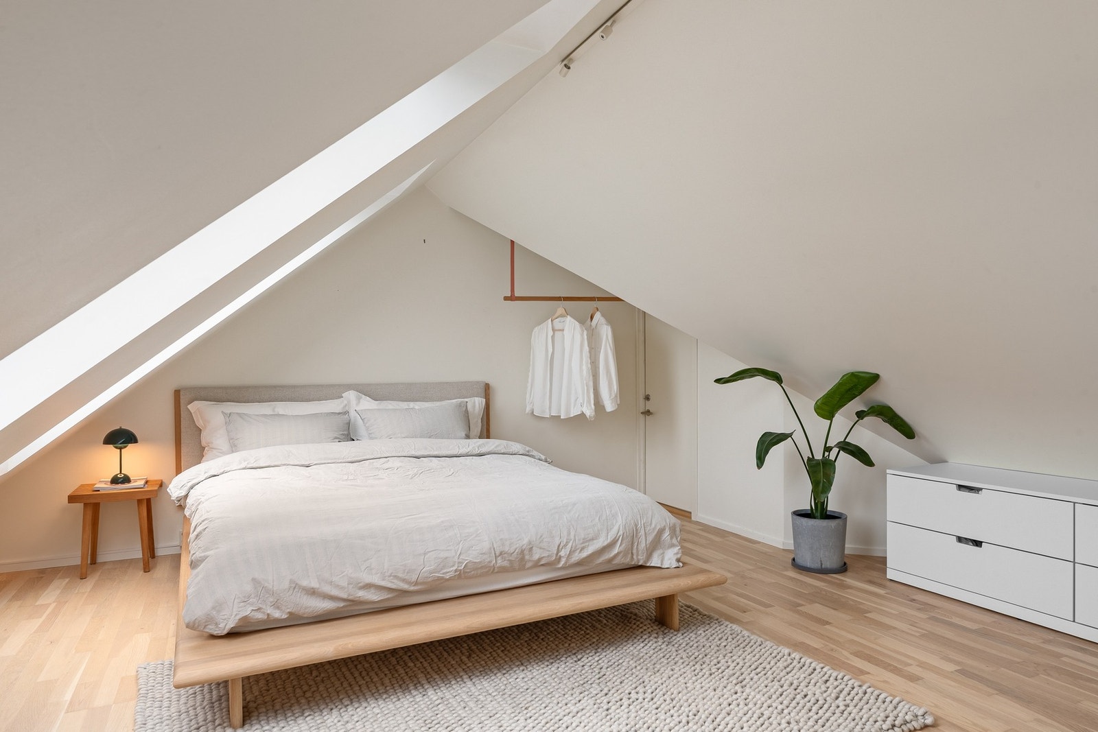 Hovedsoverommet er svært romslig med plass til stor seng og kommode m.m. Galleribilde