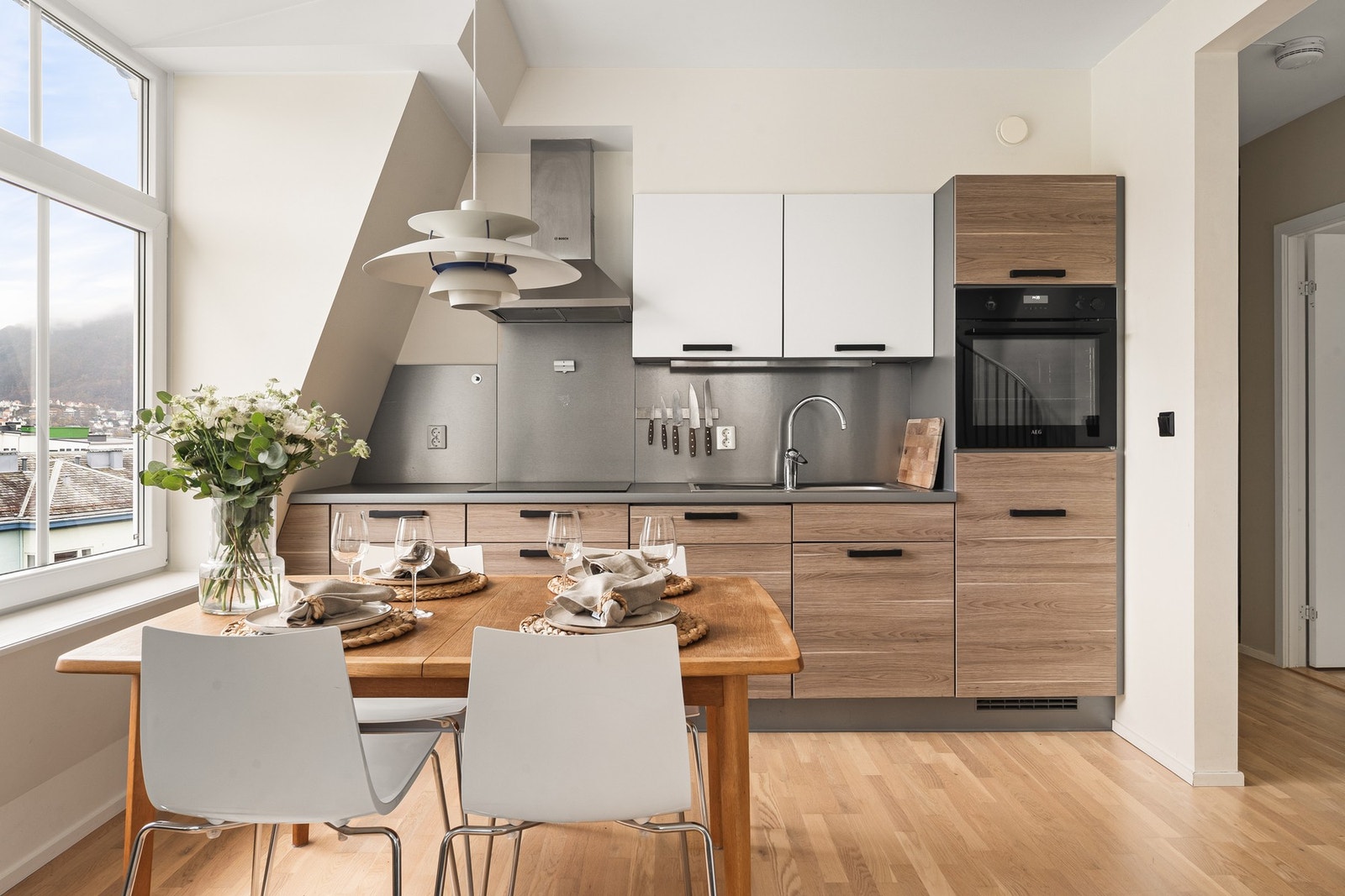 Lien 26 presenteres av EIE eiendomsmegling ved Nicolay Brusegard og Morten Isaksen Framnes. Galleribilde