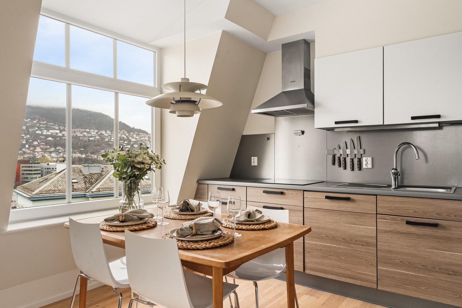 Kjøkkenet har en moderne og stilren innredning med glatte fronter og rikelig med skap- og benkeplass. Galleribilde