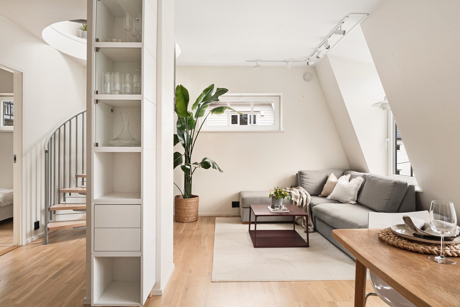 Moderne og innholdsrik 4-roms leilighet med attraktiv beliggenhet og flott utsikt. Galleribilde