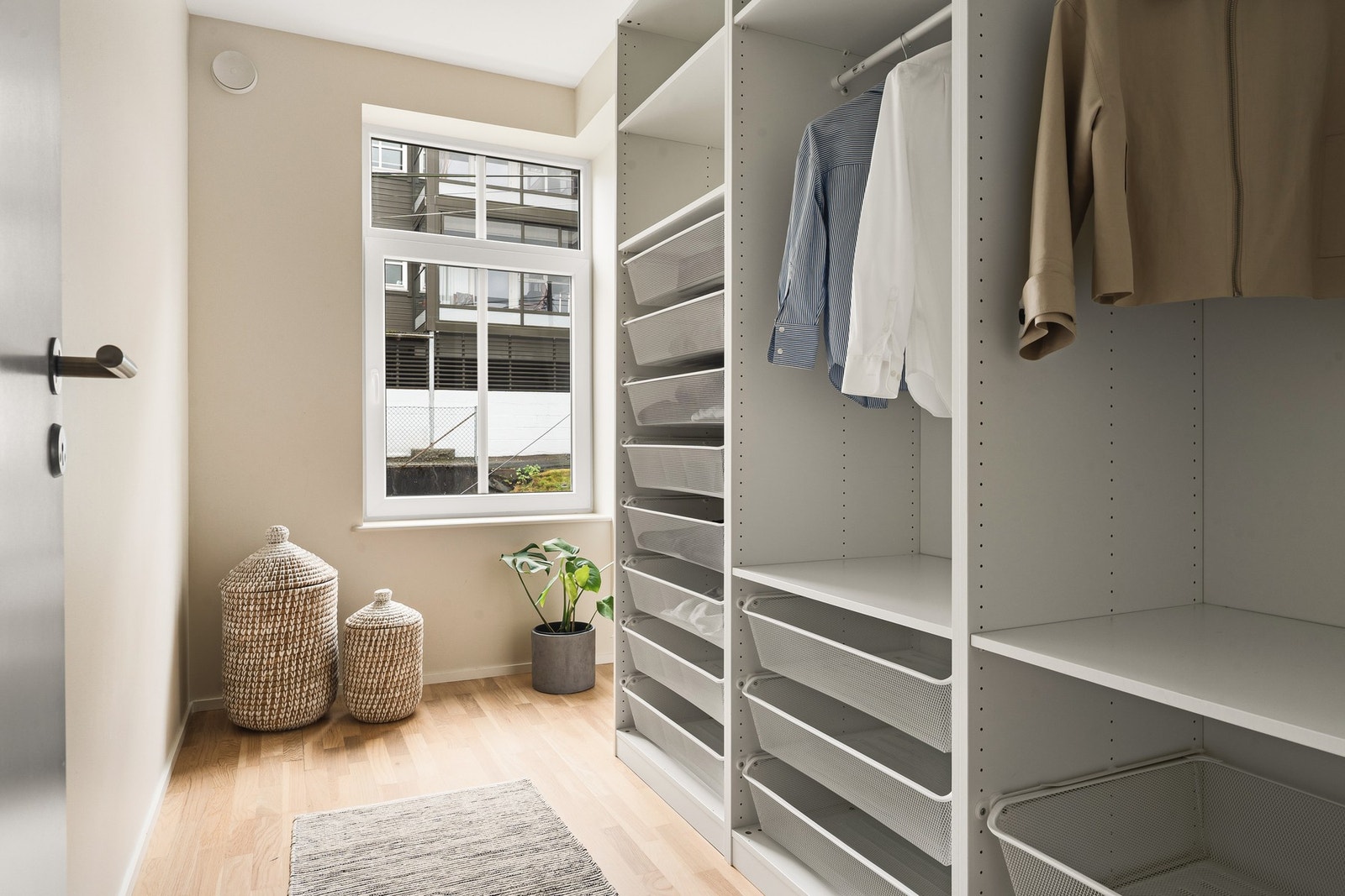 Det ene soverommet er i dag innredet som et garderoberom. Galleribilde