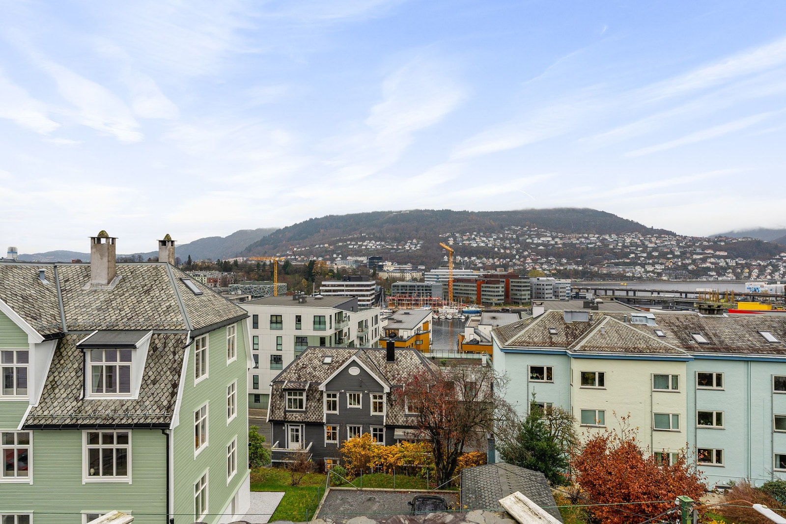 Fra soverommet har du flott utsikt til Fløyfjellet og Ulrikken. Galleribilde