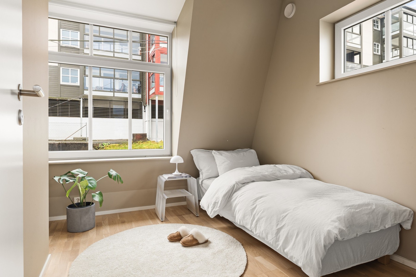 Begge soverommene har god plass til å innrede med seng, skrivebord og garderobeløsning. Galleribilde