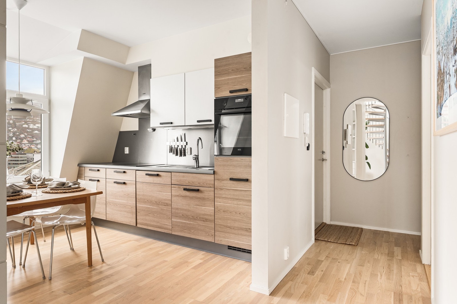 Her er det både praktisk og ryddig, med enkel tilgang videre til boligens øvrige rom. Galleribilde