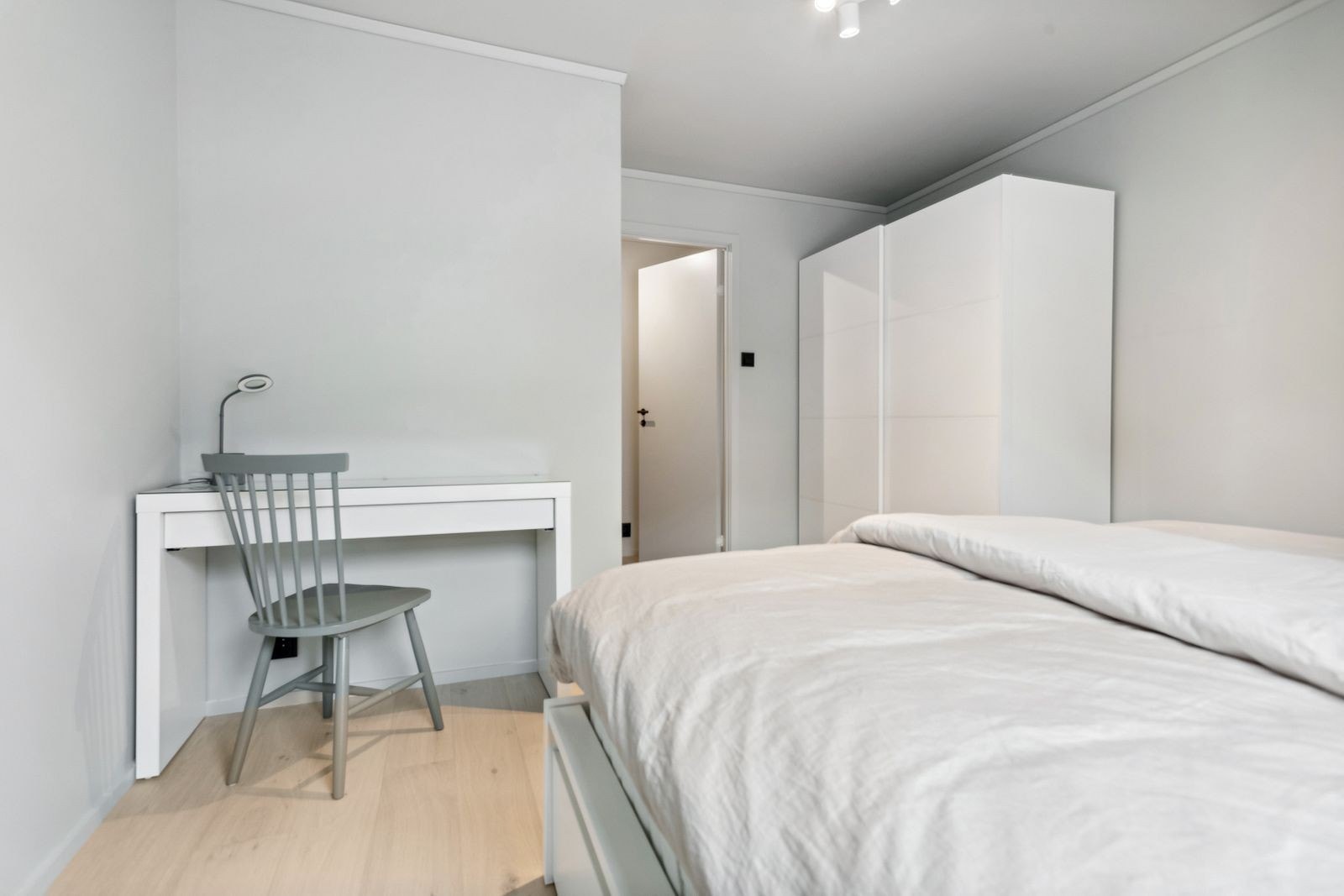Soverommet er møblert med seng som er 180cm stor, skyvedørsgarderbobe, skrivebord og stol. Galleribilde