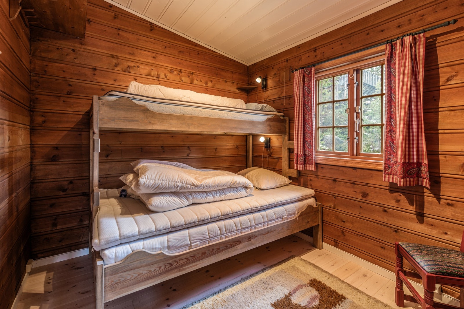 Romslig soverom med plass til gjester Galleribilde