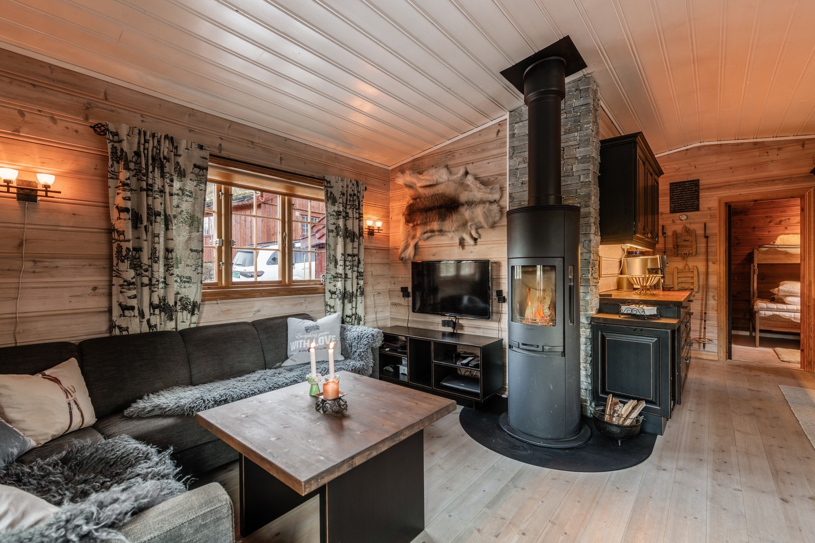 Koselig stue med peis som varmer godt på kalde vinterdager Galleribilde