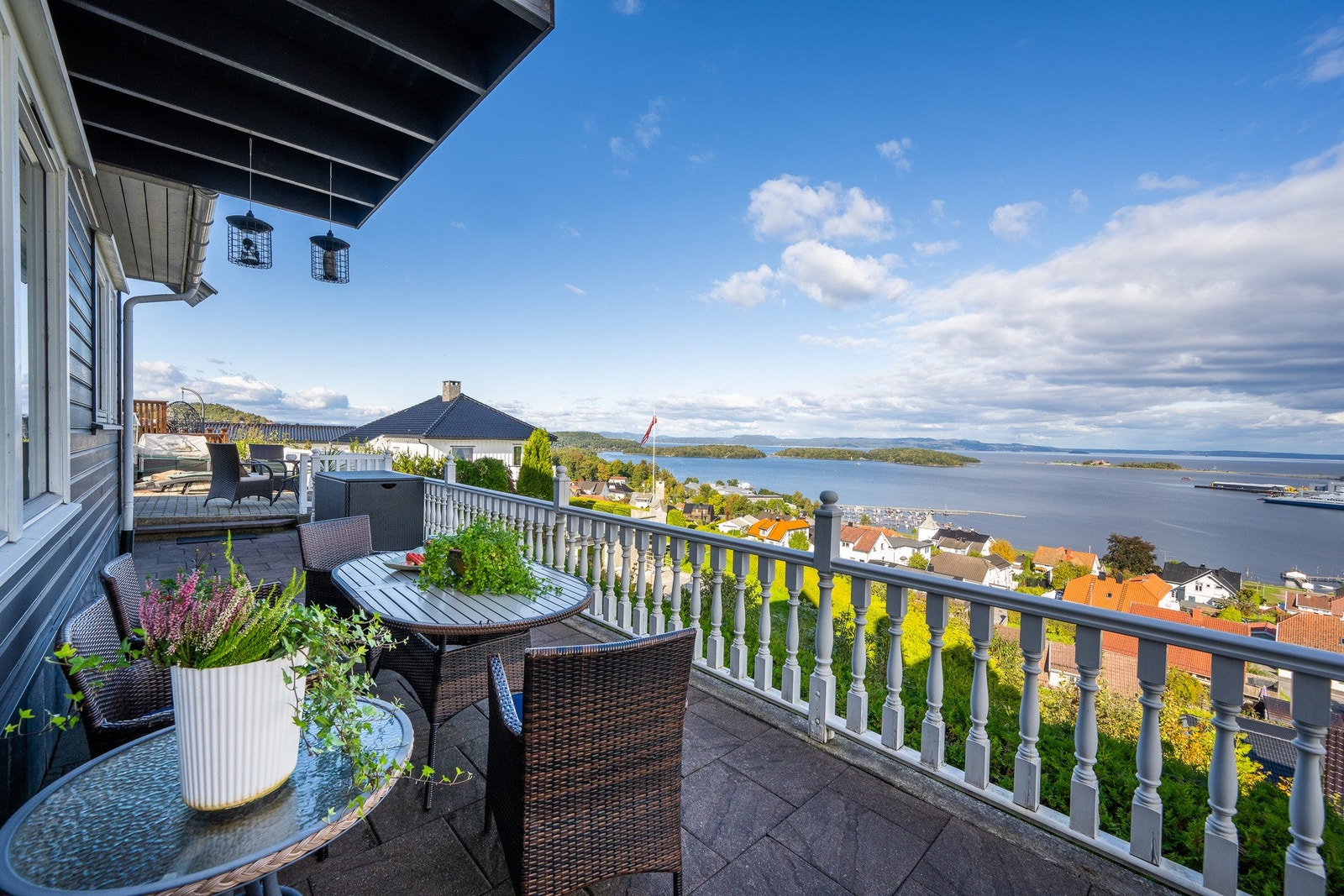 Terrasseutsikt innover fjorden Galleribilde