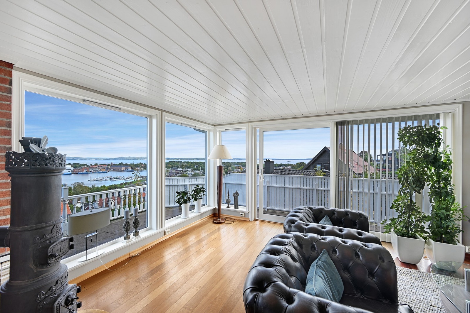 Denne stua har utsikt til både skipstrafikken, soloppganger og solnedganger Galleribilde