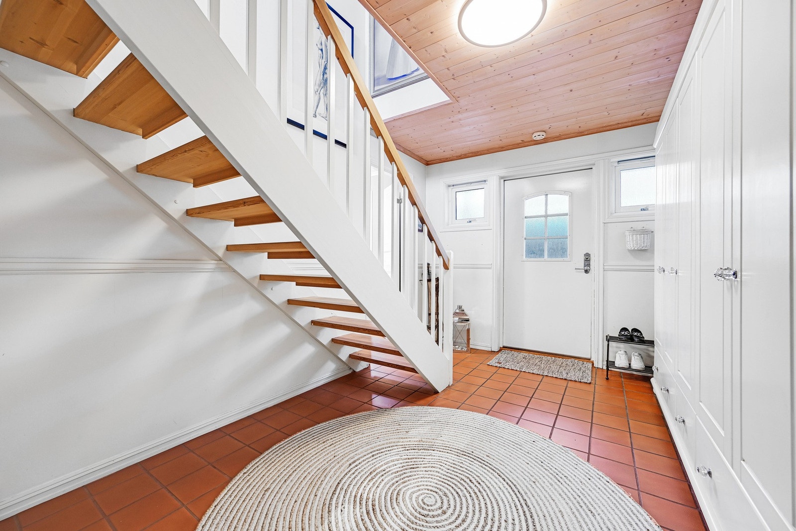 Hall med gulvvarme og stort garderobeskap Galleribilde