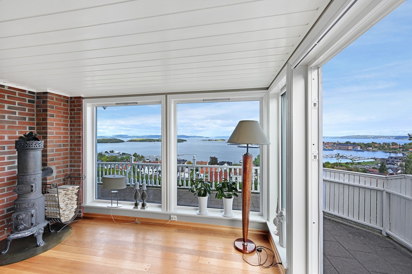 I denne stua er det også store vindusflater og hev/skyve-dør ut til terrassen Galleribilde