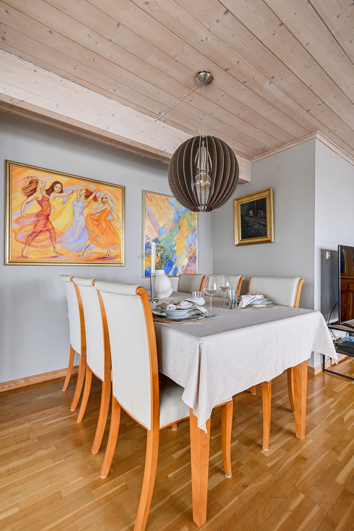 Og god plass for både spisestue og sofa Galleribilde