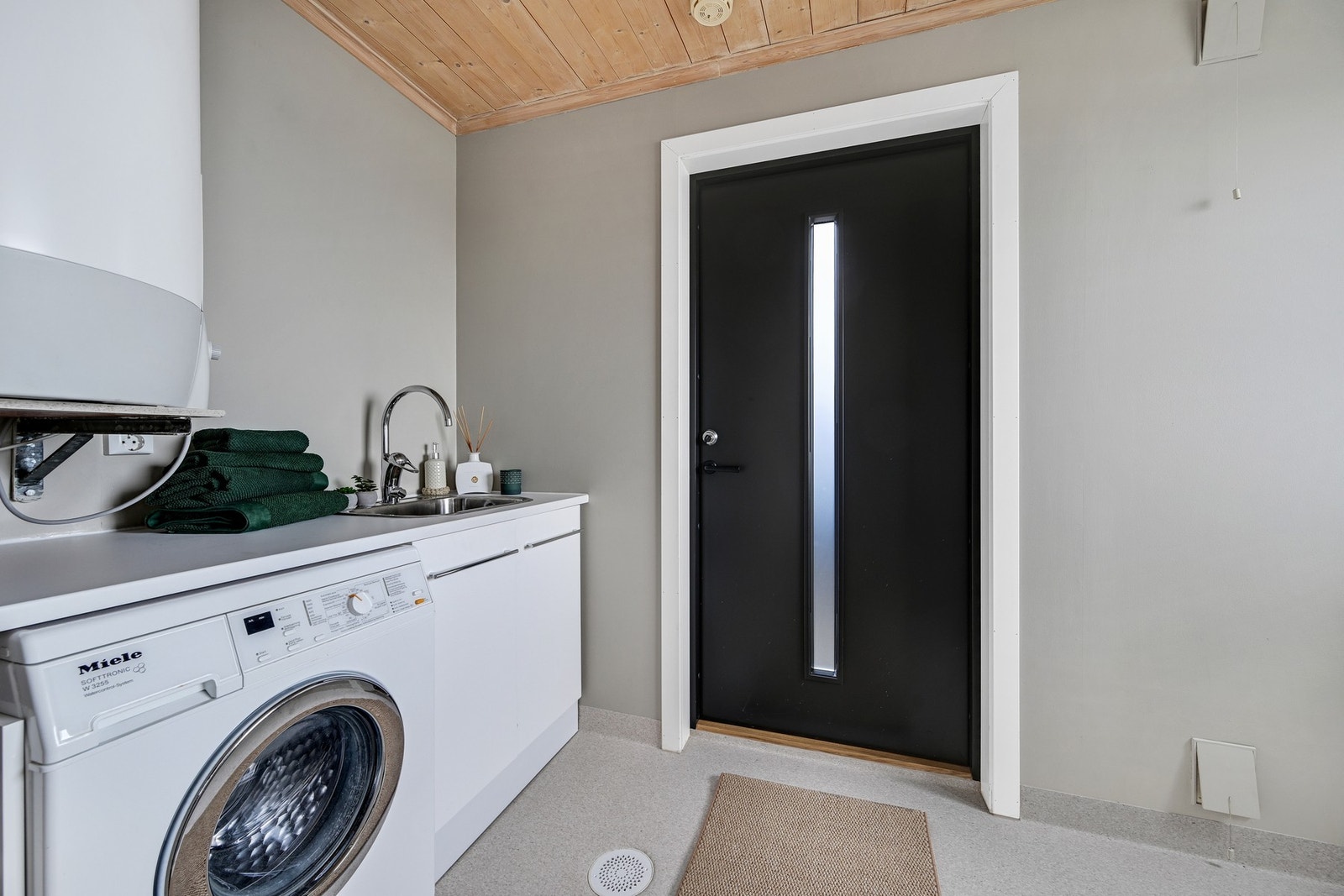 Da fortsetter vi inn på grovkjøkkenet/vaskerommet - kjekt med egen dør fra utsiden til både 2 og 4-bente... Galleribilde