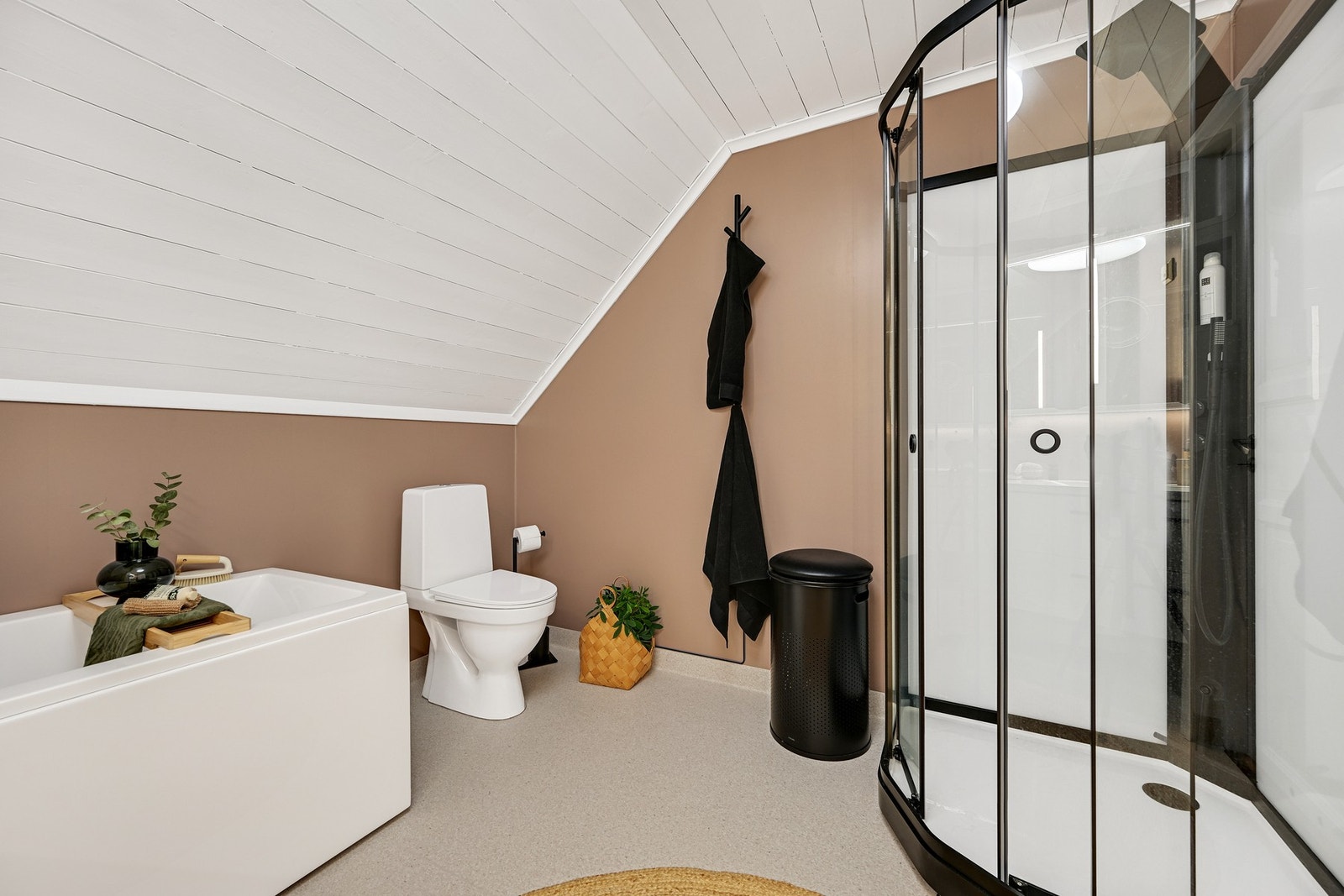 Dette er et romslig bad som ble pusset opp i 2024 Galleribilde