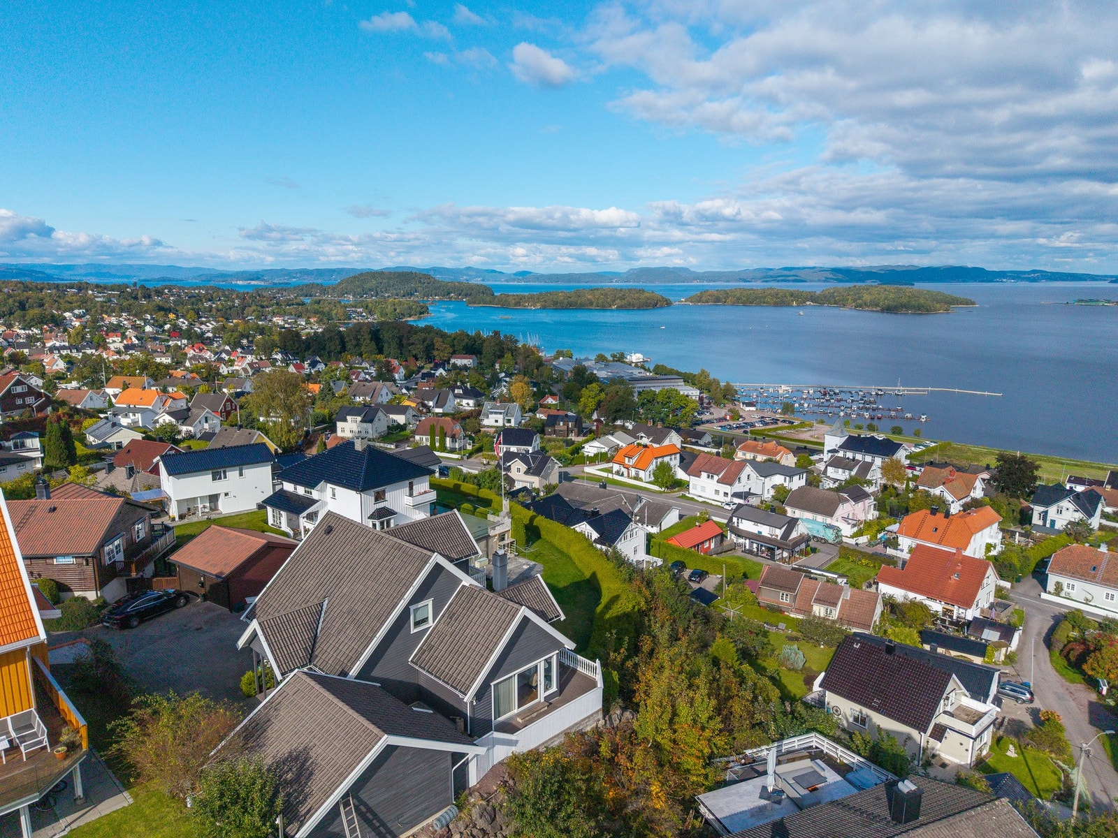 Her ser vi fasaden mot syd(vest og mot Løvøya og Tofte/Hurum Galleribilde