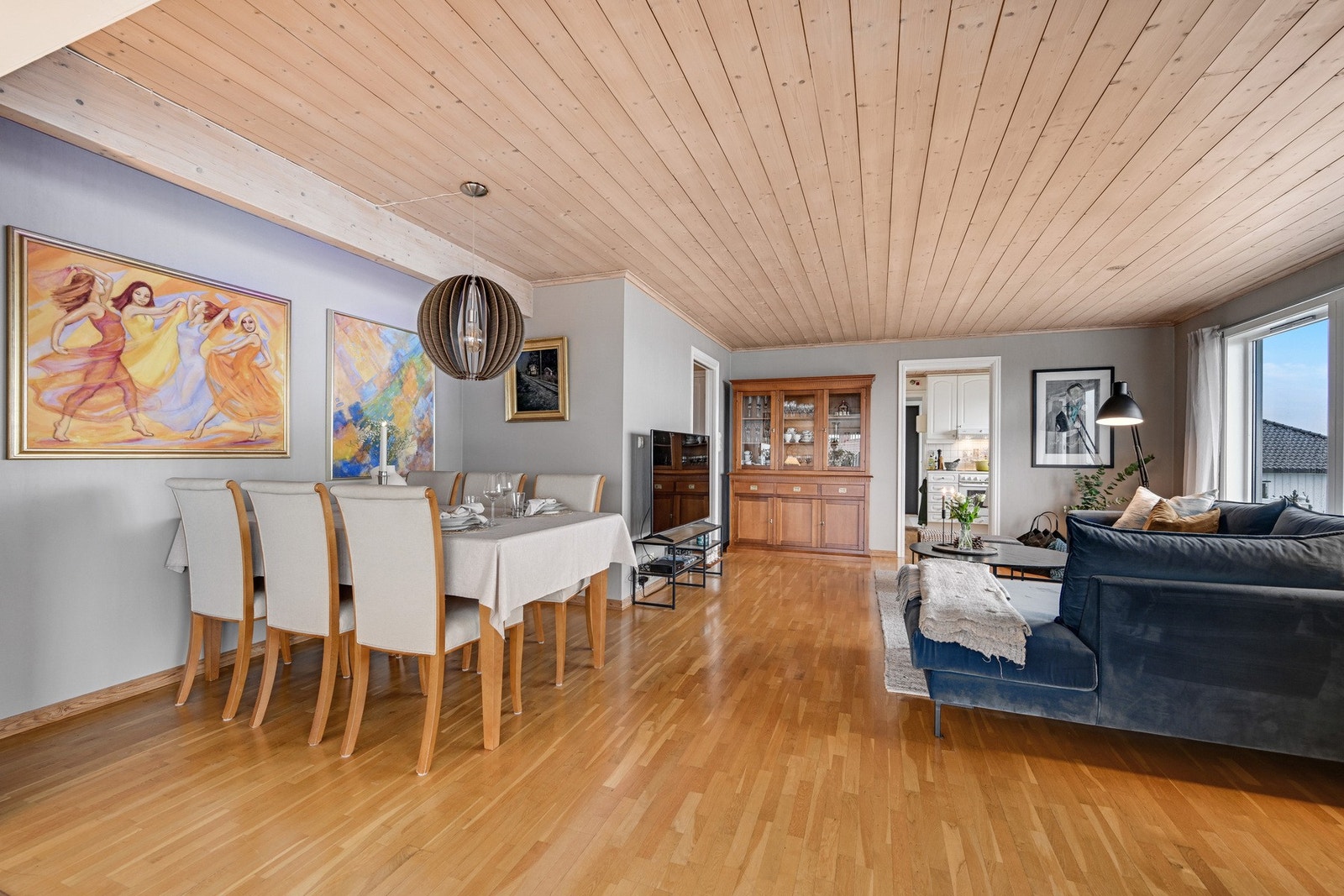 Stor stue med eikeparkett Galleribilde