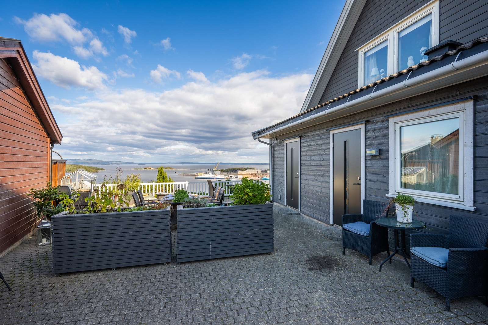 Hybelleilgheten er registrert som egen boenhet og inngangsdøren er til høyre Galleribilde