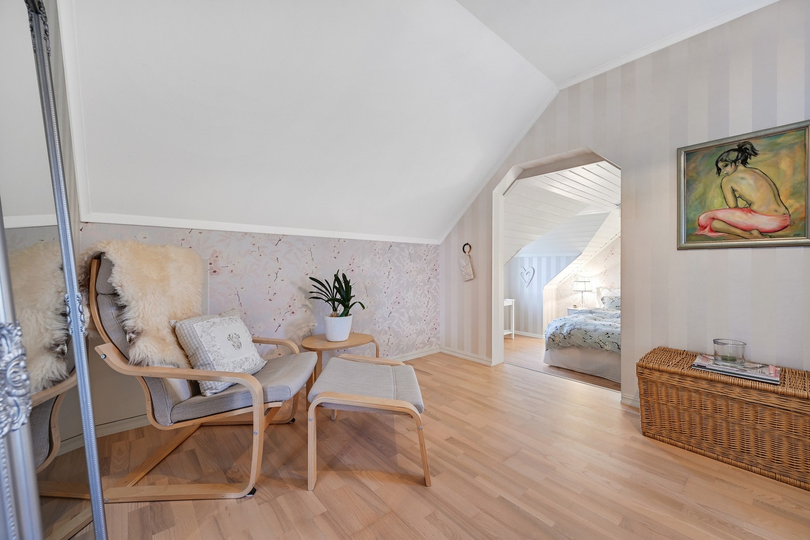 Det er to soverom i denne etasjen og her ser vi hovedsoverommet Galleribilde