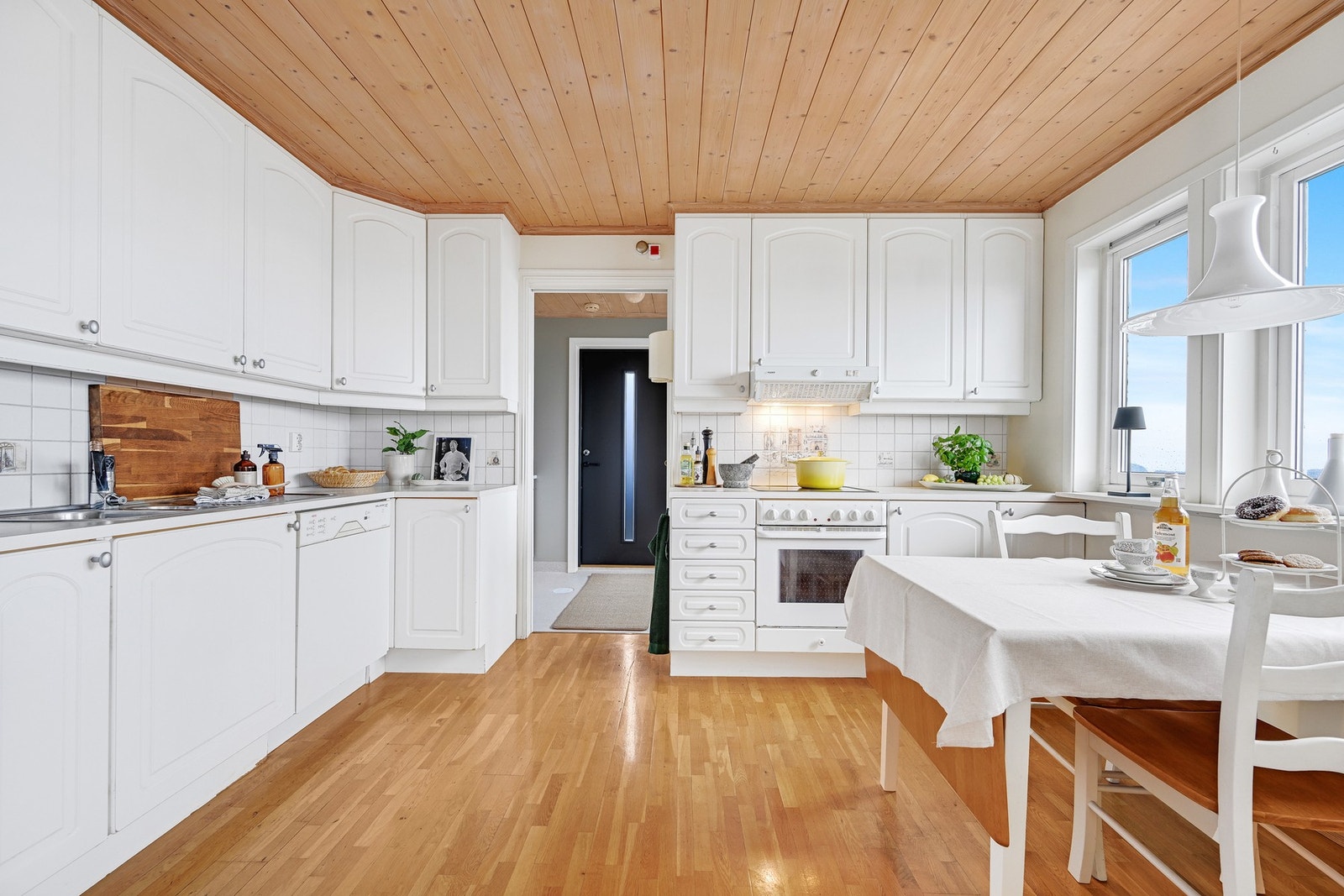 Her ser vi fra kjøkkenet og mot vaskerommet/grovkjøkkenet Galleribilde