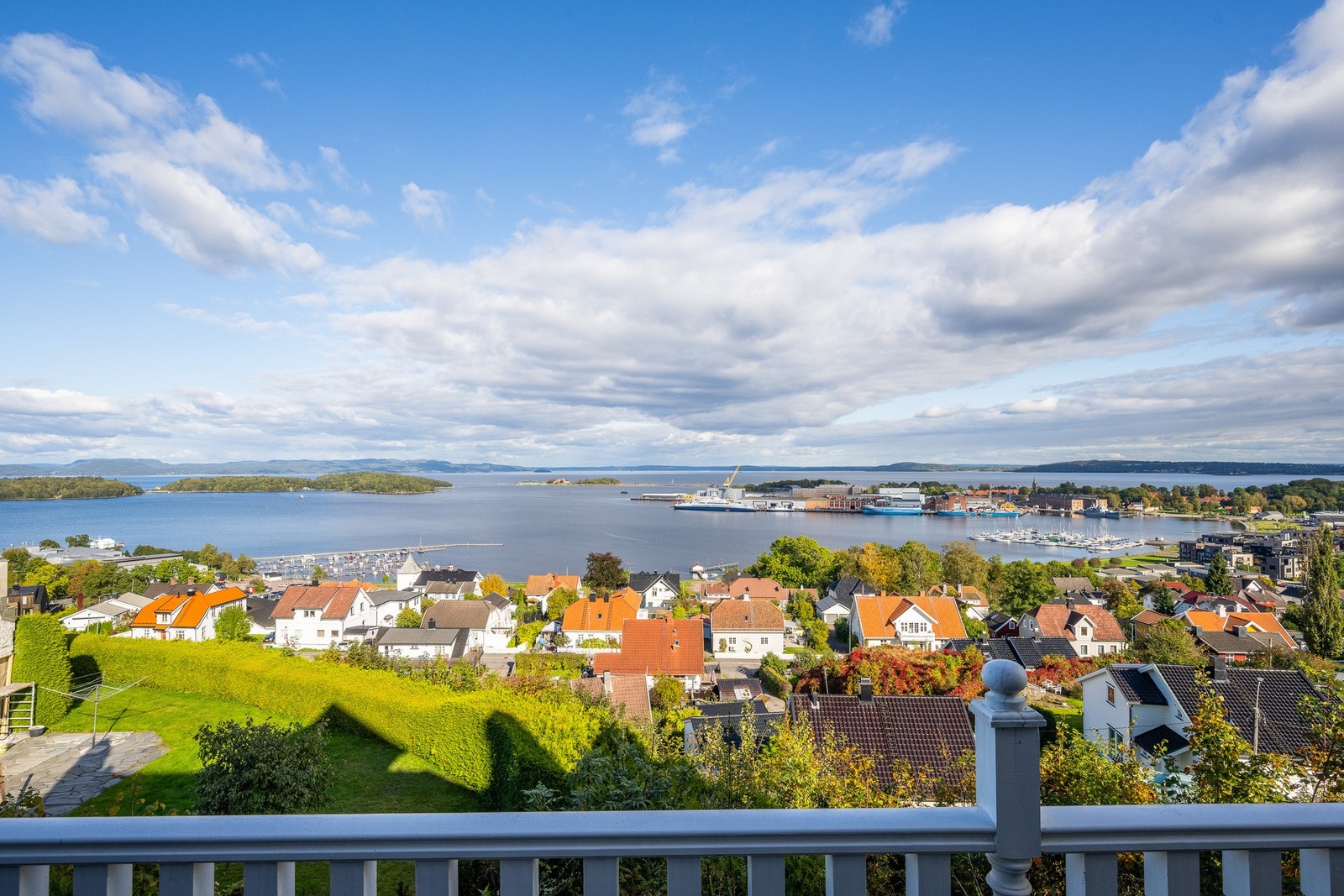 Boligen ha en sjelden og praktfull utsikt over Indre Havn og fjorden - dette bildet er fra terrassen Galleribilde