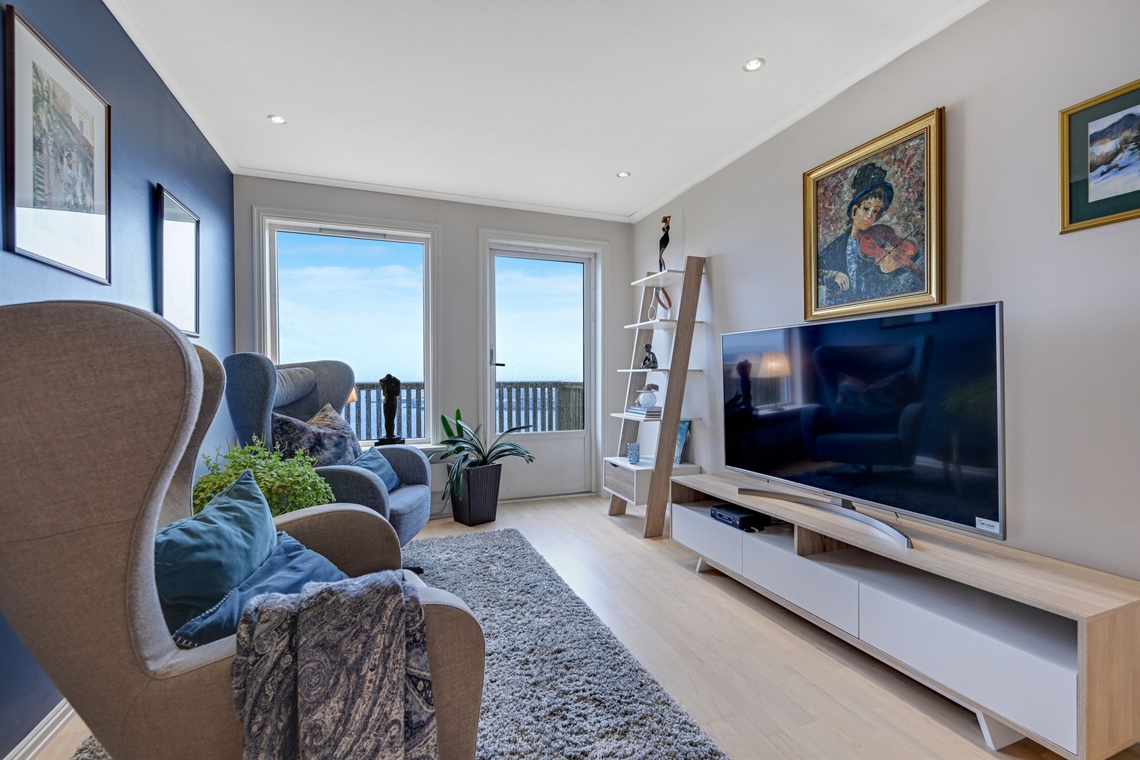 Fra denne stua er det utgang til en balkong mot fjorden Galleribilde