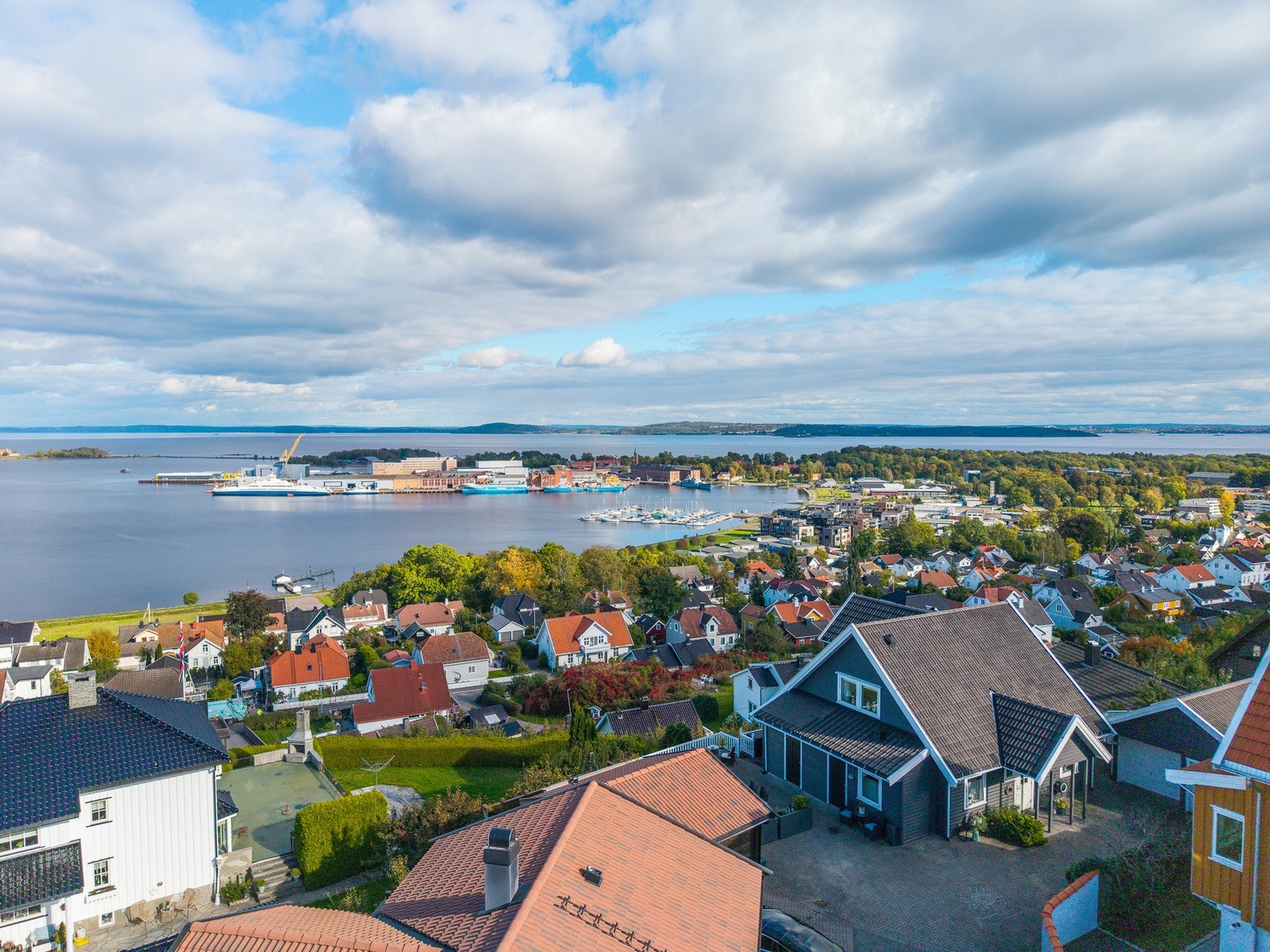 Her ser vi et dronebilde av huset og de vakre omgivelsene Galleribilde