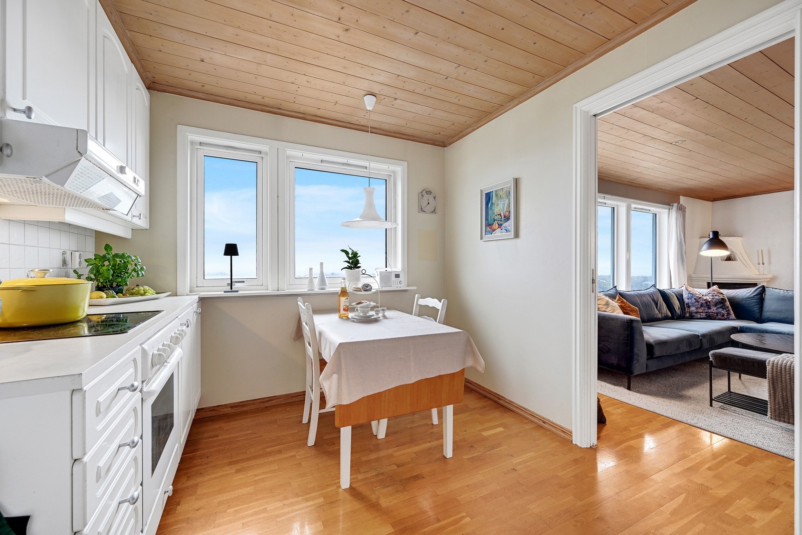 Kjøkkenet ligger strategisk mellom vaskerommet og stua - så får man selv vurdere en mer åpen planløsning Galleribilde