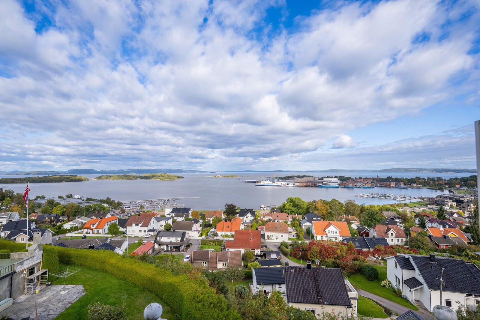 Terrasseutsikt en vakker høstdag i 2025 Galleribilde