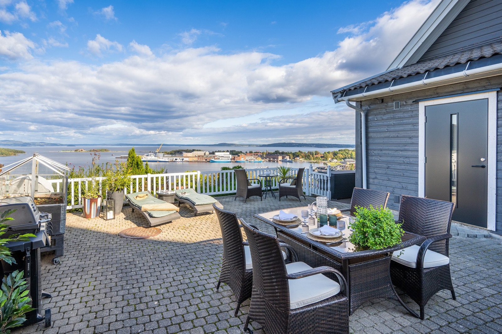 Her har vi enda mer terrasse og vi ser døren inn til vaskerommet og kjøkkenet - så kort vei til kaffetrakter og kjøleskap... Galleribilde