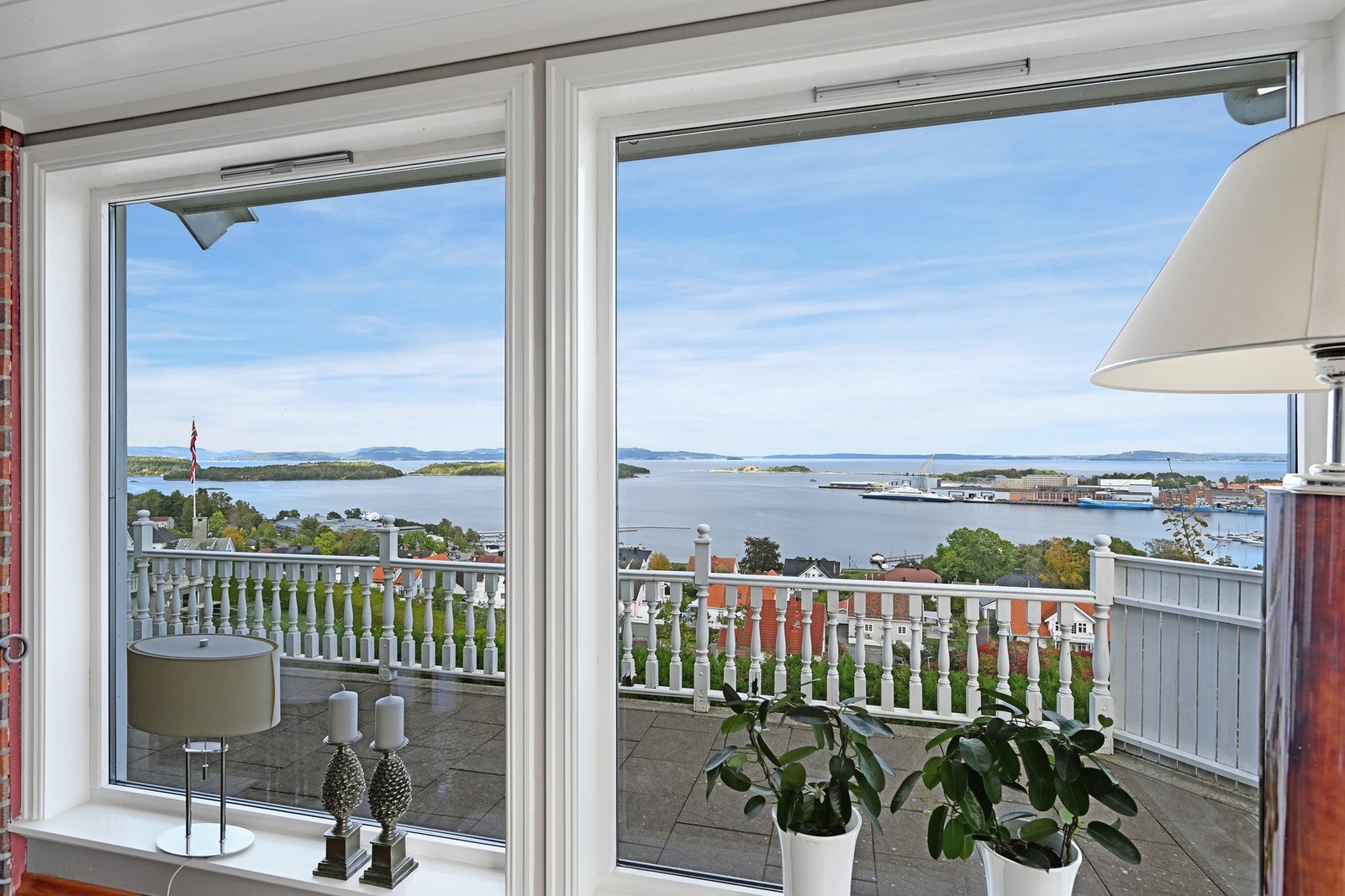 Her ser vi litt av den praktfulle utsikten fra stuevinduene i 1. etasje Galleribilde