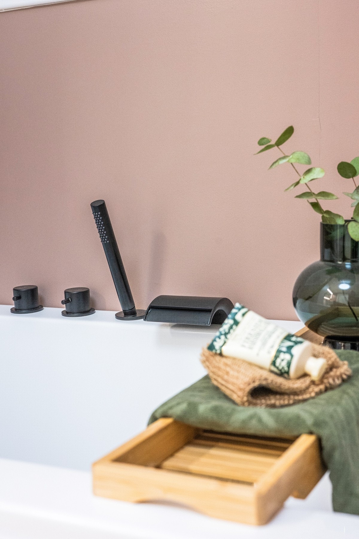 Stilig armatur på badekaret Galleribilde